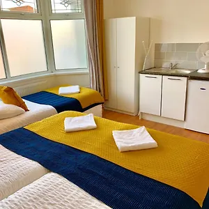 https://spacious-2-bedrooms-2-baths-apartment-with-garden-and-parking.brighton-hotels-england.com